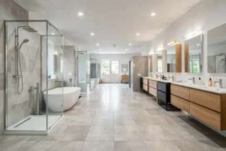 Showroom d'installations de salles de bain en Vendée avec baignoires, douches et vasques exposées